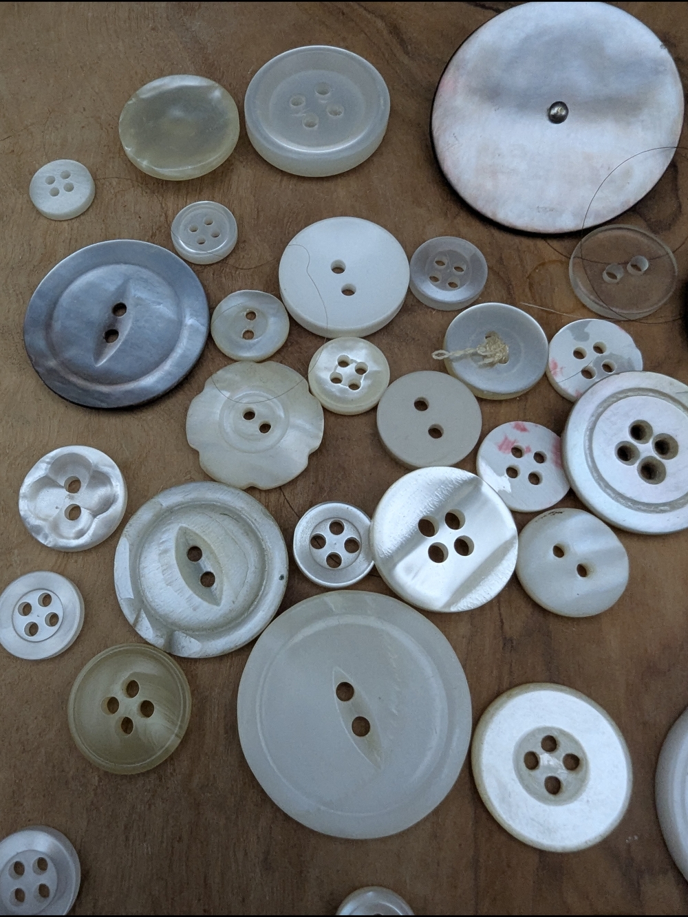 Lot Of Buttons. Vintage Buttons- Mother Of Pearl - Retro Buttons- Metal Buttons. - Picture 12 of 12